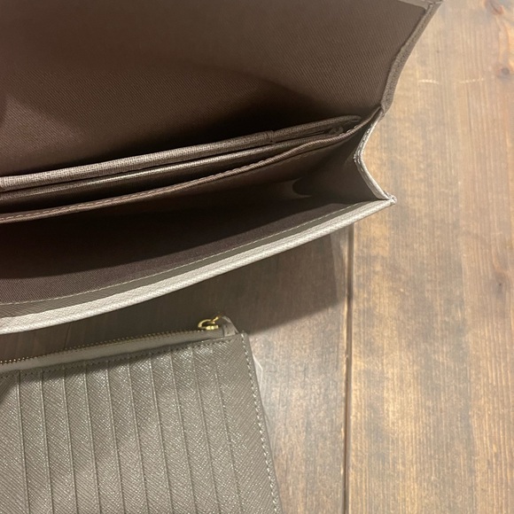 Neiman Marcus Women’s Cream Envelope Checkbook 100% Leather Wallet - Picture 7 of 8